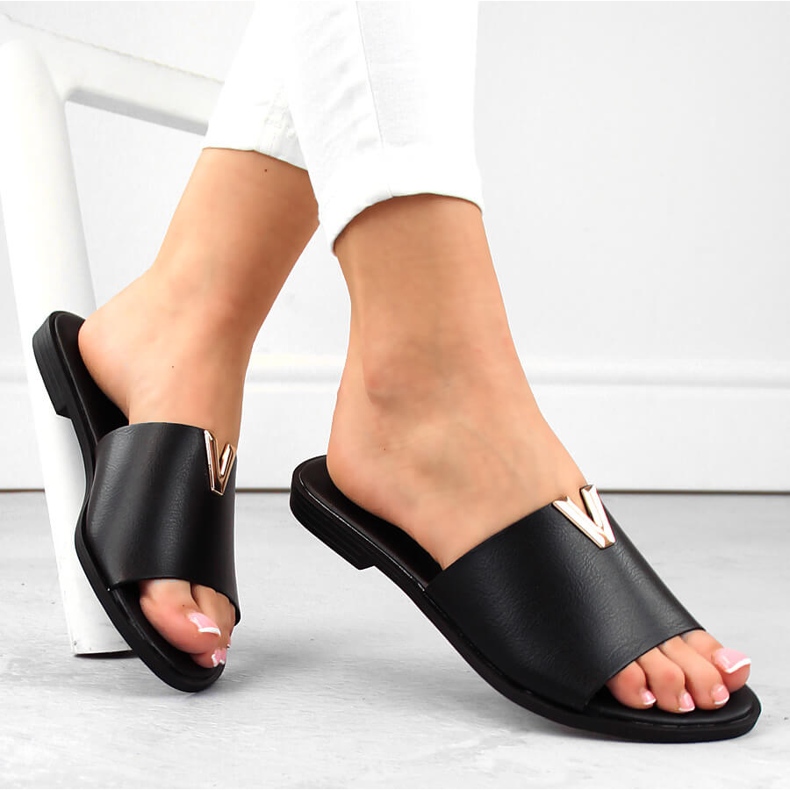 Fekete női alacsony sarkú papucs eVento 7736 1