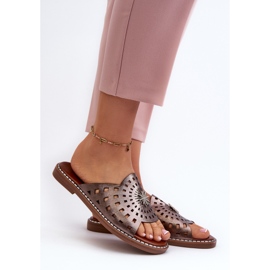 Fényes női lapos sarkú papucsok réz díszítéssel Ebirena barna 2