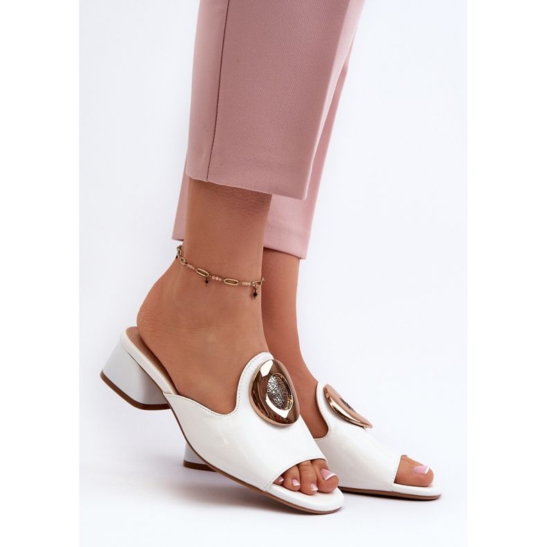 Elegáns, patentos női alacsony sarkú papucs arany díszítéssel, fehér Uzimila 2