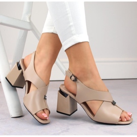 Bézs színű női szandál dekoratív sarokkal, Vinceza 62111 1
