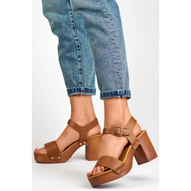 Barna szandál fa platformsarokkal 2