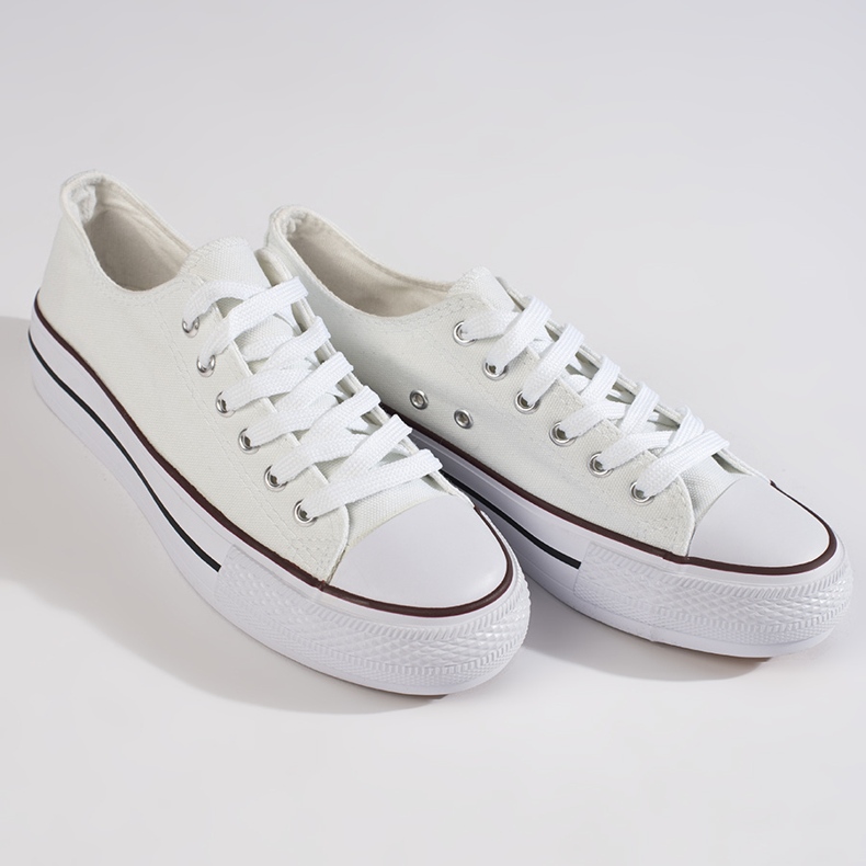 Női fehér tornacipő az emelvényen 1