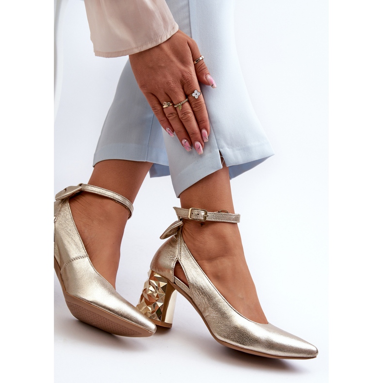 Bőr pumpák masnival Maciejka 05059-25 arany aranysárga 1