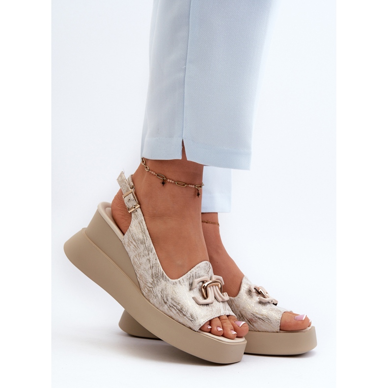 Női szandál egy emelvényen és egy éken, arany díszítéssel Janesca aranysárga 2