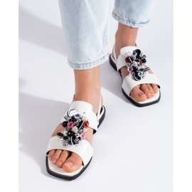 Fehér női szandál díszítéssel 1