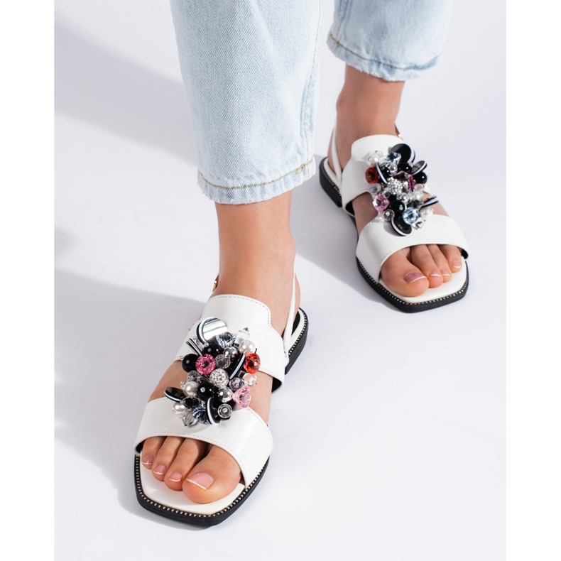 Fehér női szandál díszítéssel 1