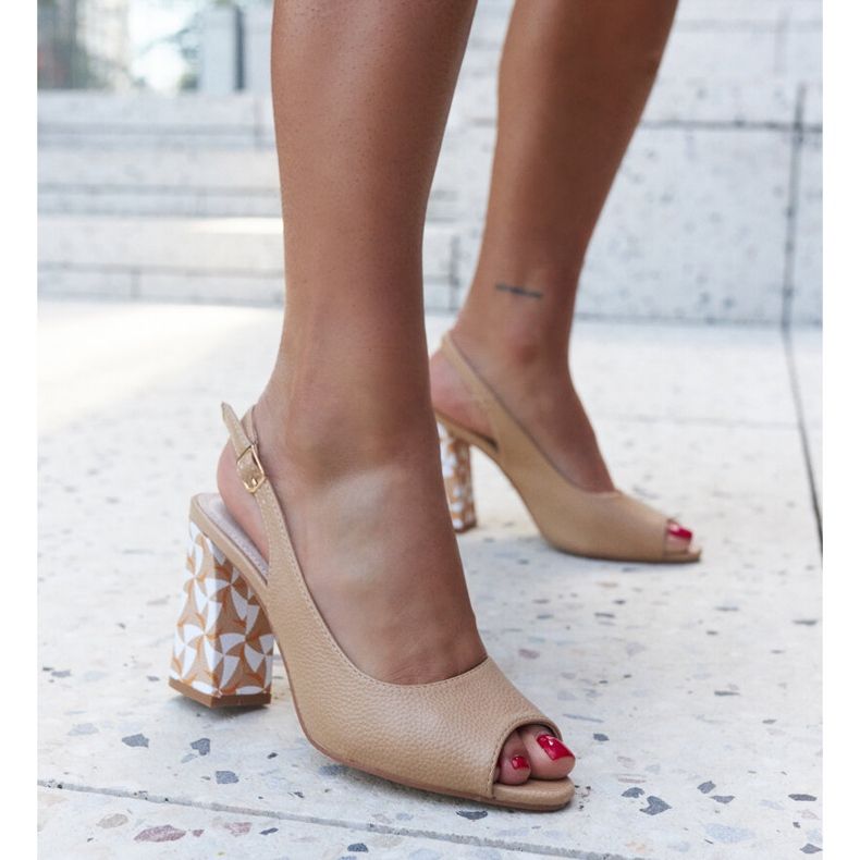 Hasna magas sarkú szandál dekoratív sarokkal bézs 1