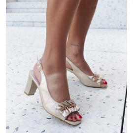 Mukaram magas sarkú szandál dekoratív fodros bézs 1