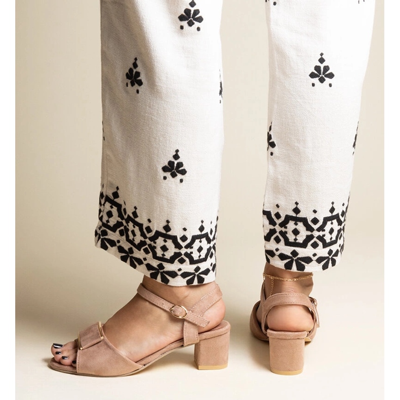 Sötétbézs, alacsony sarkú szandál a Frederica márkától 2