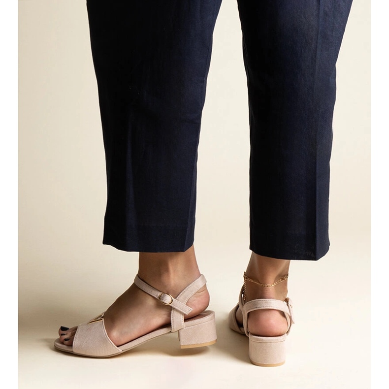 Bézs színű alacsony sarkú szandál Horner csattal 1