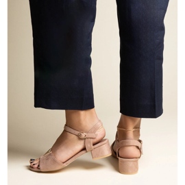 Sötétbézs, alacsony sarkú szandál Horner csattal 2