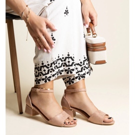 Sötétbézs klasszikus Kinsela magas sarkú szandál 1