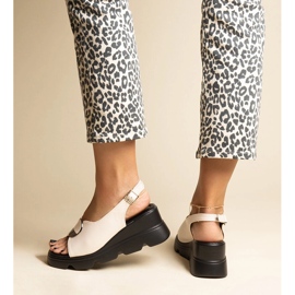 Bézs színű ékszandál Bayley csattal 1