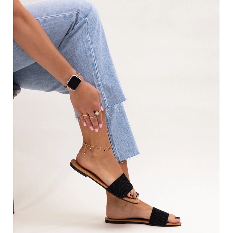 Fekete hímzett Marika diák 1