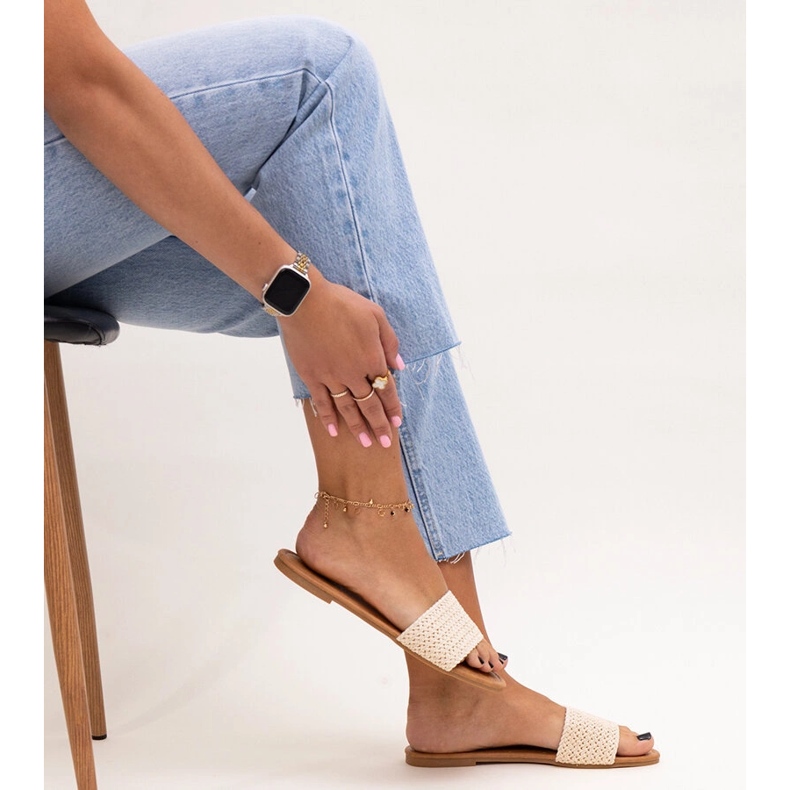 Világos bézs színű hímzett Marika papucs 1