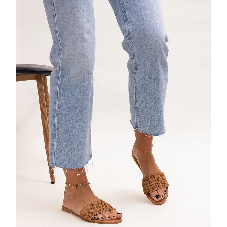 Barna hímzett Marika papucs 2