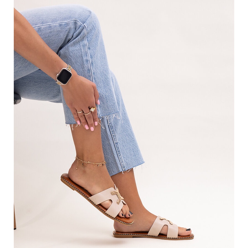 Világos bézs flip-flop Razanna csattal 1