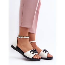 Női lapos szandál lánccal Vinceza 17320 fehér 2