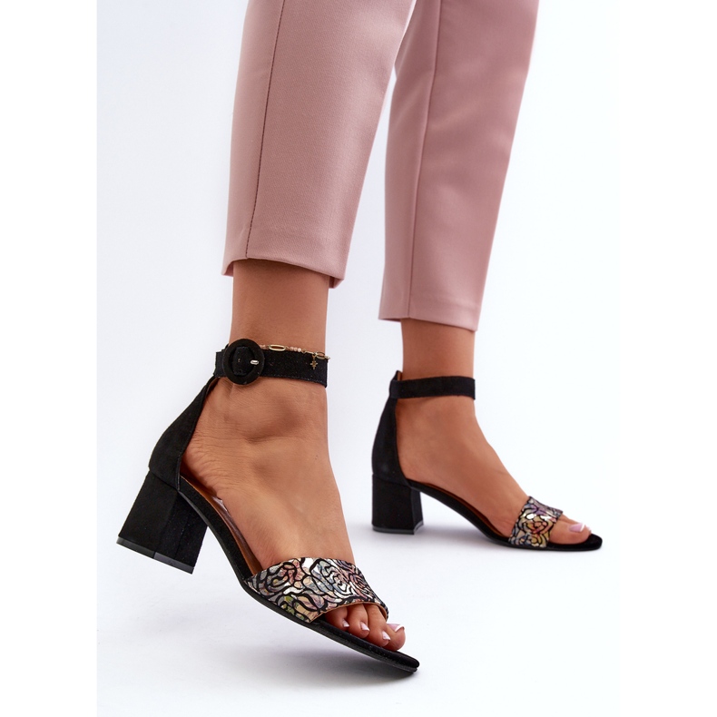 Velúr magassarkú szandál Maciejka 04141-48 fekete 2