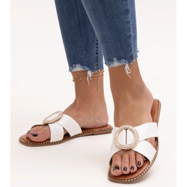 Salimba cirkon csattal díszített sapkák fehér 1 Salimba cirkon csattal díszített sapkák fehér 1