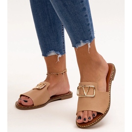 Bézs színű papucs Mariza csattal 1