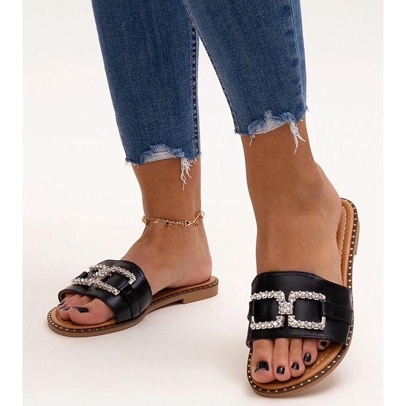 Fekete flip-flop dekoratív csattal a Rochaela cégtől 1