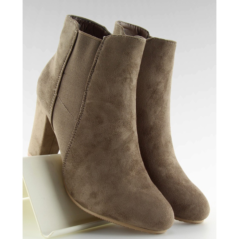 Bézs khaki színű, szigetelt sarkú csizma 1