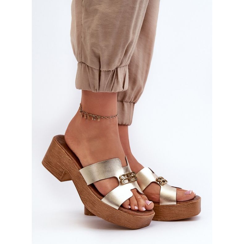 Zazoo 40412 bőr elegáns női papucs, arany díszítéssel aranysárga 2 Zazoo 40412 bőr elegáns női papucs, arany díszítéssel aranysárga 2