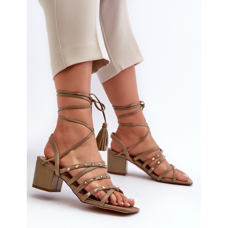 Zöld Chrisele kötött, alacsony sarkú szandál szegecsekkel díszítve 1