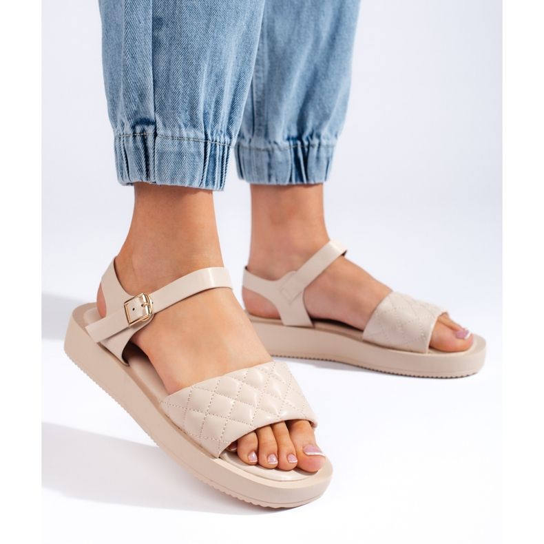 Női bézs szandál az emelvényen 2