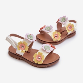 Többszínű virágokkal díszített gyermekszandál fehér 2
