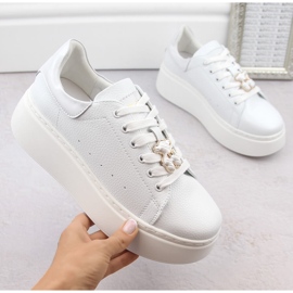 Női bőrcipő platformon, mackóval, fehér Vinceza 66641 1