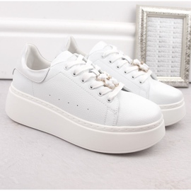 Női bőrcipő platformon, mackóval, fehér Vinceza 66641 2