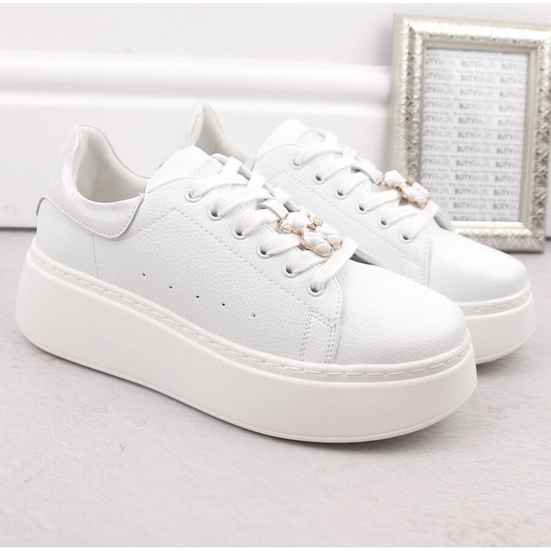 Női bőrcipő platformon, mackóval, fehér Vinceza 66641 2