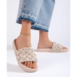 Női bézs színű fonott papucs 1