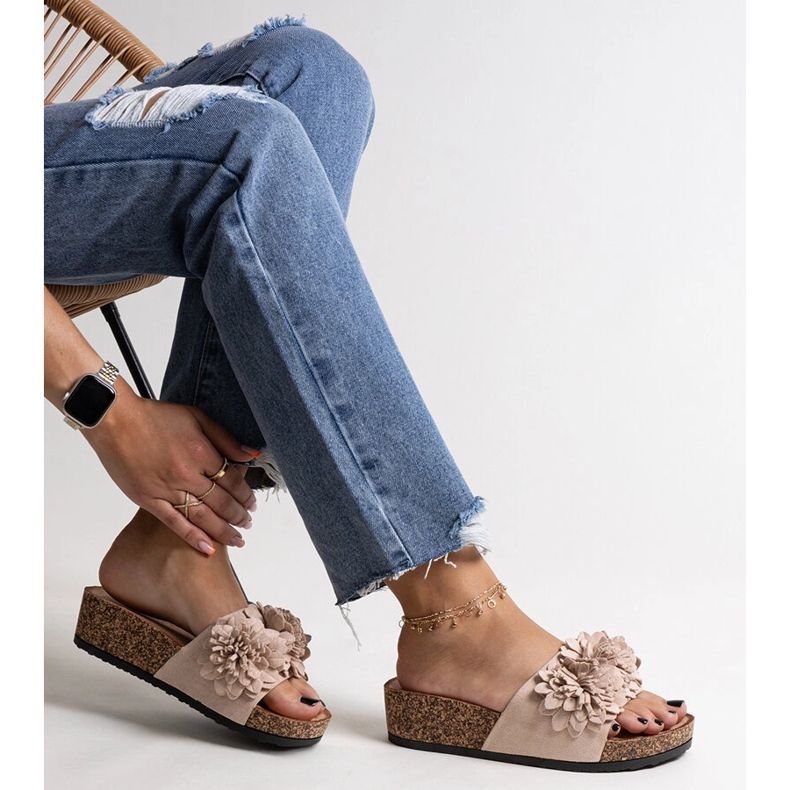 Bézs színű papucsok virágokkal az Apolonia platformon 1