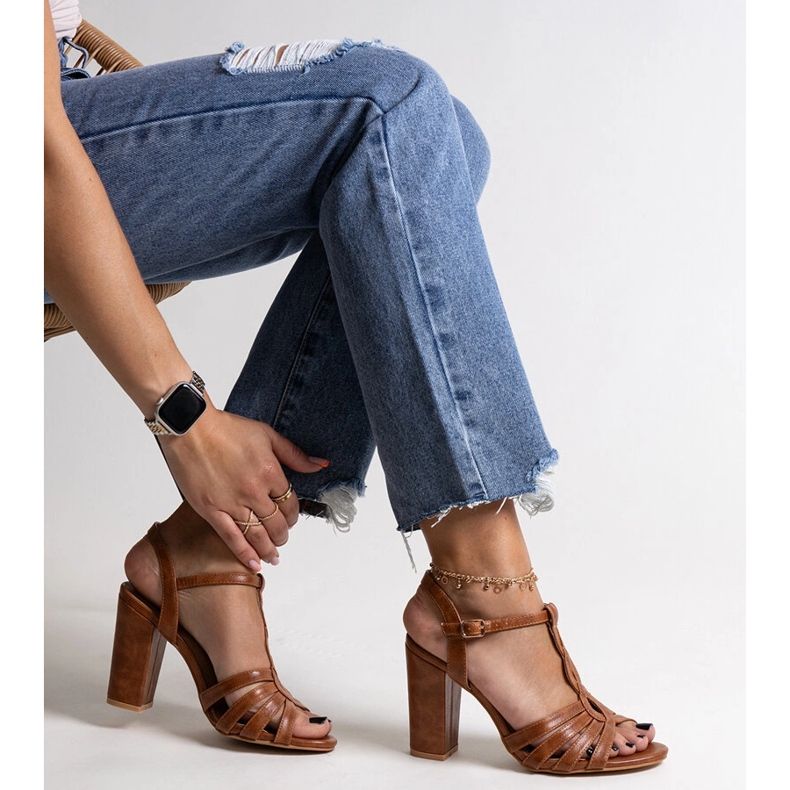 Barna magas sarkú szandál a Mikaii cégtől 1