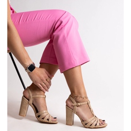 A Mikaii bézs színű magas sarkú szandálja 1