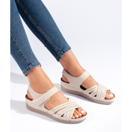 Női bézs tépőzáras szandál 1