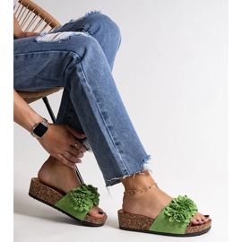 Zöld papucsok virágokkal az Apolonia platformon 1