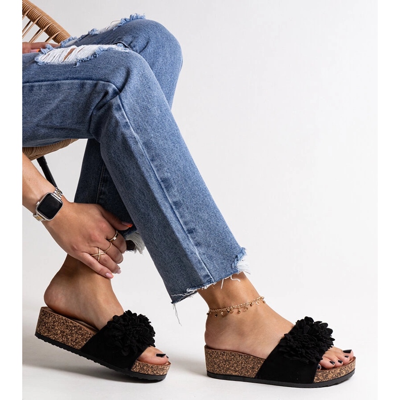 Fekete flip-flop virágokkal az Apolonia platformon 1