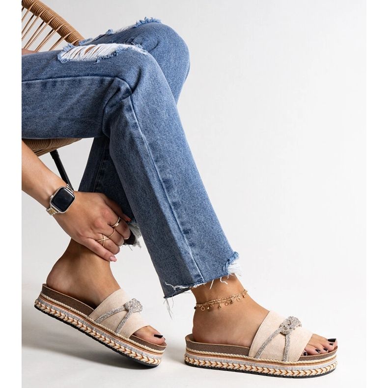 Kamilliánus cirkóniákkal díszített bézs flip-flop 1