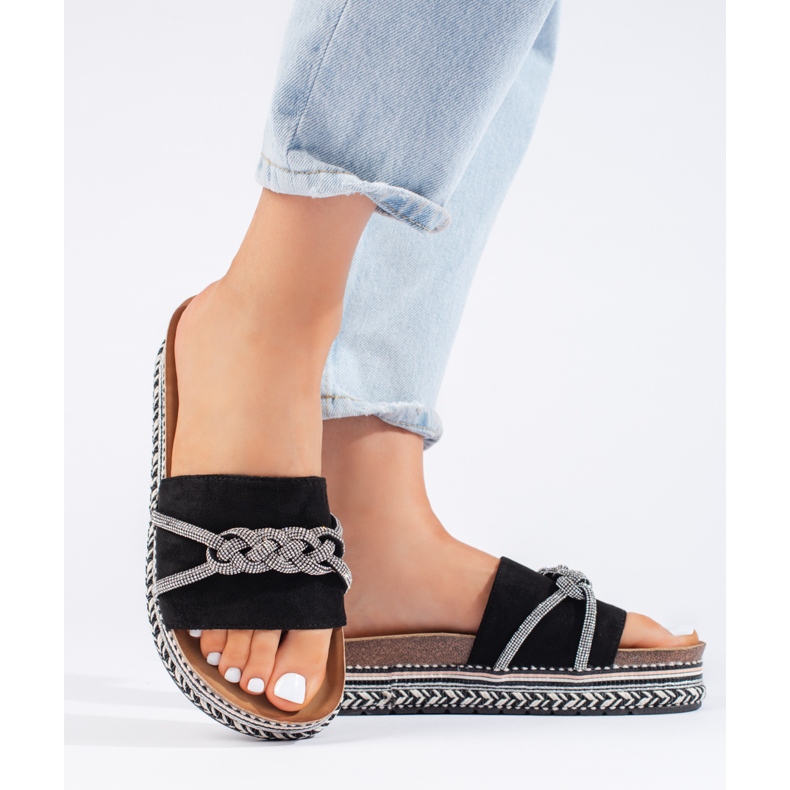 Fekete papucs az emelvényen 2