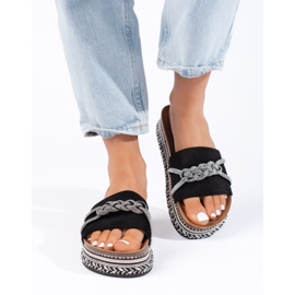 Fekete papucs az emelvényen 1