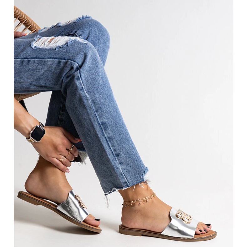 Ezüst papucsok dekoratív Bera csattal 1