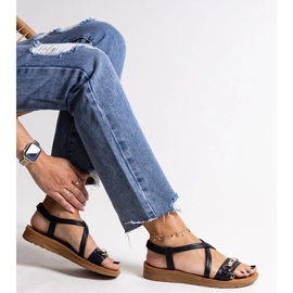 Fekete Pamphila szandál arany csattal 1