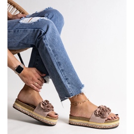 Mehret virágokkal díszített bézs flip-flop 1 Mehret virágokkal díszített bézs flip-flop 1