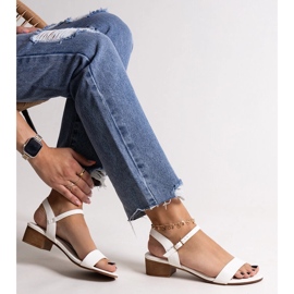 Fehér alacsony sarkú Basina szandál 1