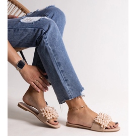 Atiyene gyöngyökkel díszített bézs papucs 1