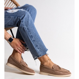 Sötétbarna mokaszinok fém medállal a Fiorano cégtől bézs 1